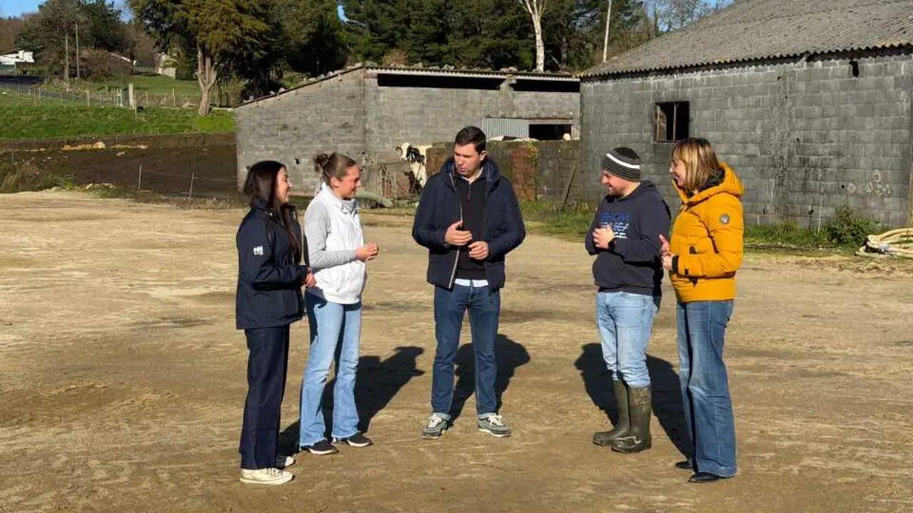 Enrique Barreiro, Nicole Grueira e Raquel Arias na explotaci&oacute;n gandeira L&aacute;cteos Conchy 02