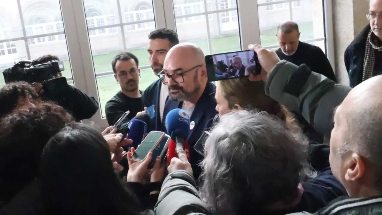 Efr&eacute;n Castro e Iria Castro atienden a los medios de comunicaci&oacute;n