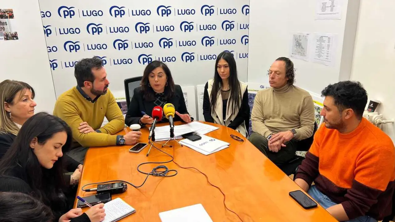 Elena Candia y varios concelleiros populares, durante la comparecencia ante los medios