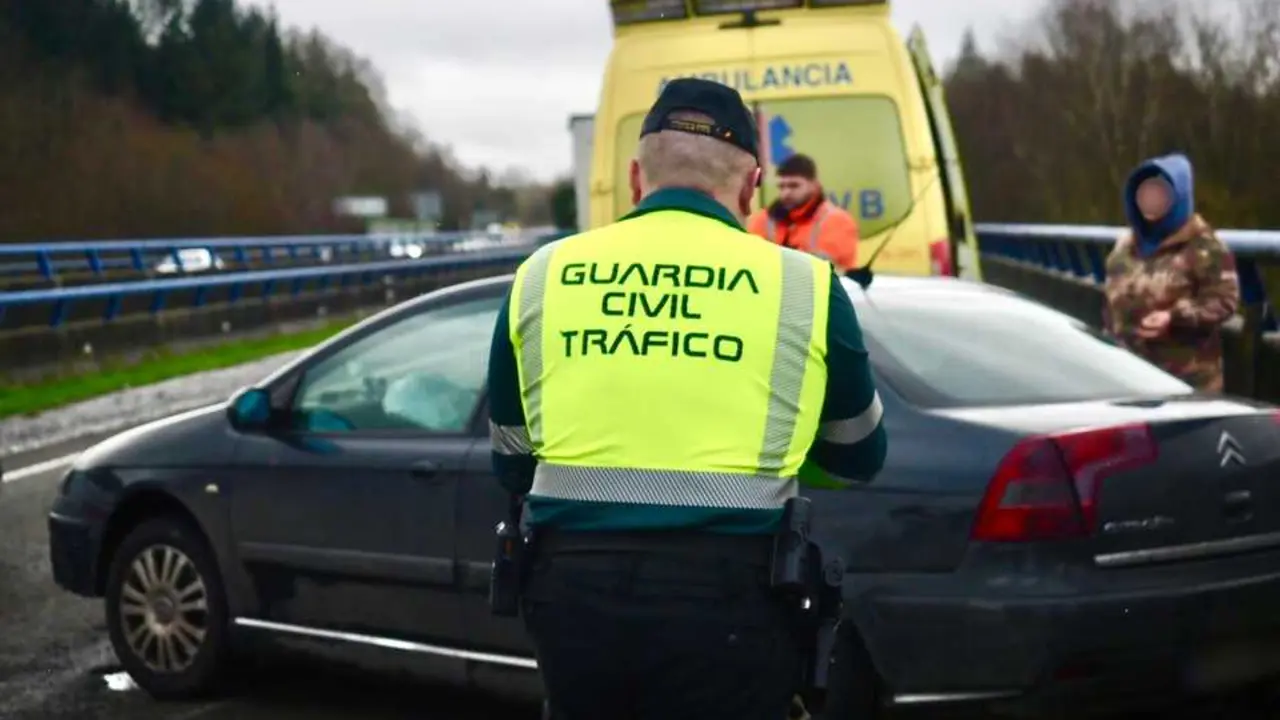 090226 Accidente en la A-6, direcci&oacute;n a Madrid, en R&aacute;bade. Mujer herida leve. Foto: PRADERO
