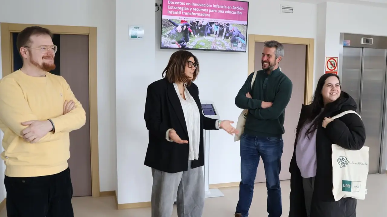 Ana Traseira, con Rub&eacute;n Arroxo e Iria Buide en la UNED