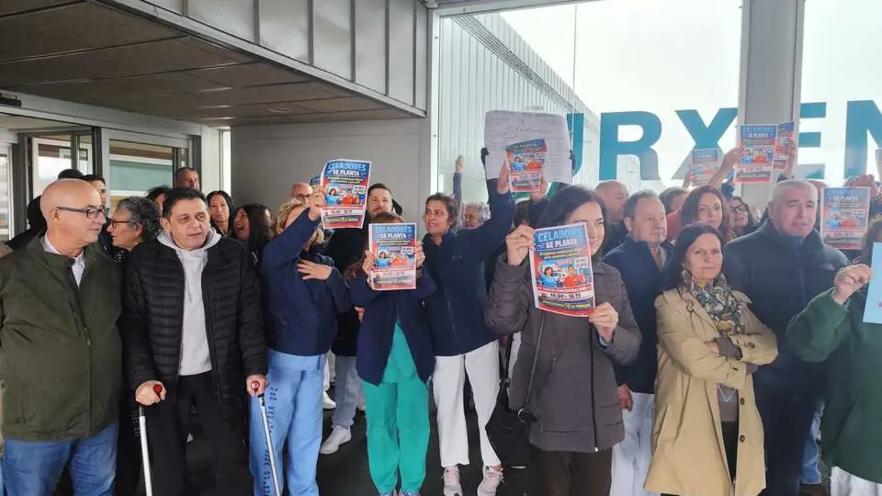 Los celadores de Urgencias se concentraron esta tarde en el HULA