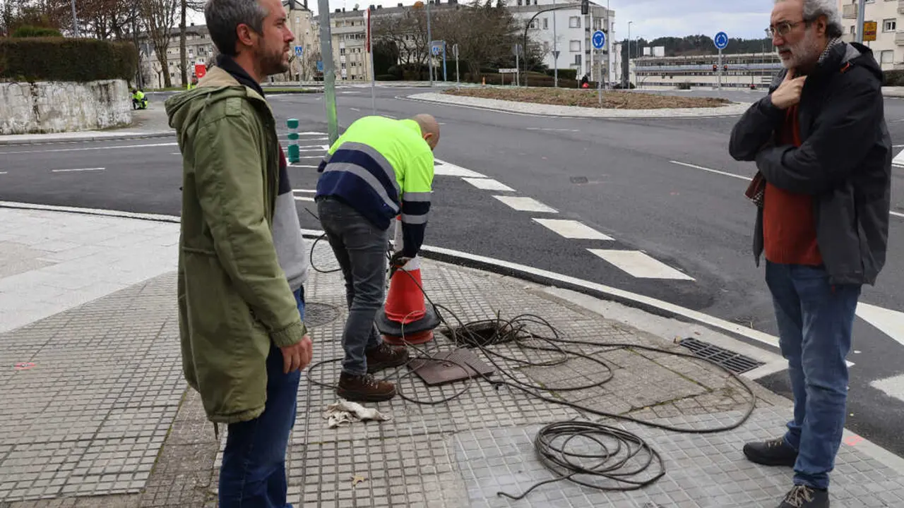 Rub&eacute;n Arroxo y Alexandre Penas visitaron la rotonda de Alfonso X con la Ronda de Fingoi
