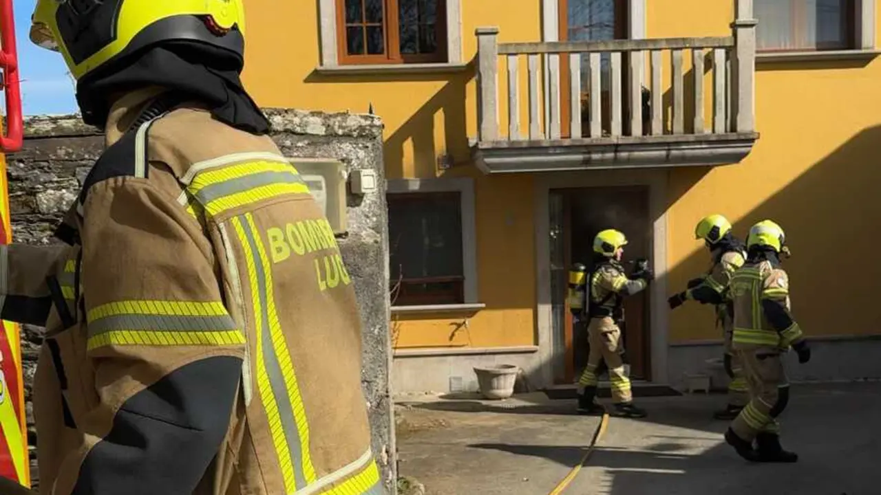 Foto de la intervenci&oacute;n de los servicios de emergencia en el inmueble.