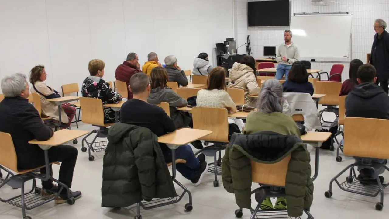 Rub&eacute;n Arroxo, durante una reuni&oacute;n con vecinos para hablar del transporte urbano
