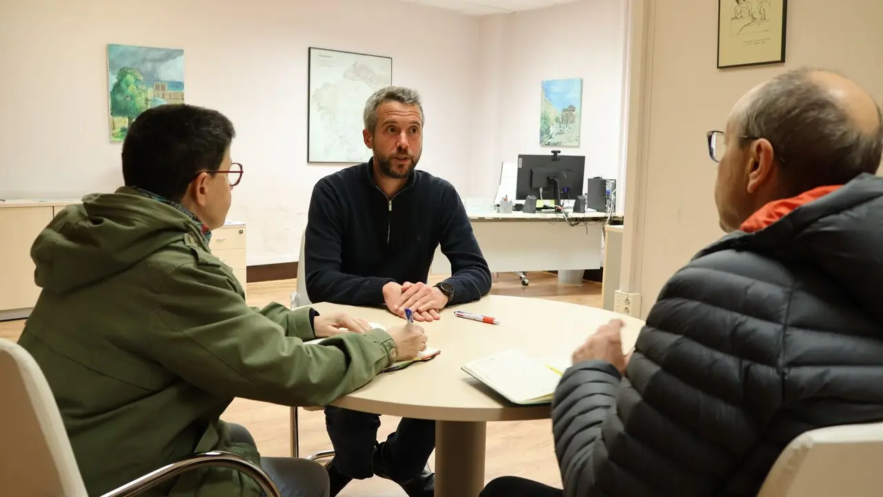 Rub&eacute;n Arroxo, durante el encuentro con miembros de Amnist&iacute;a Internacional