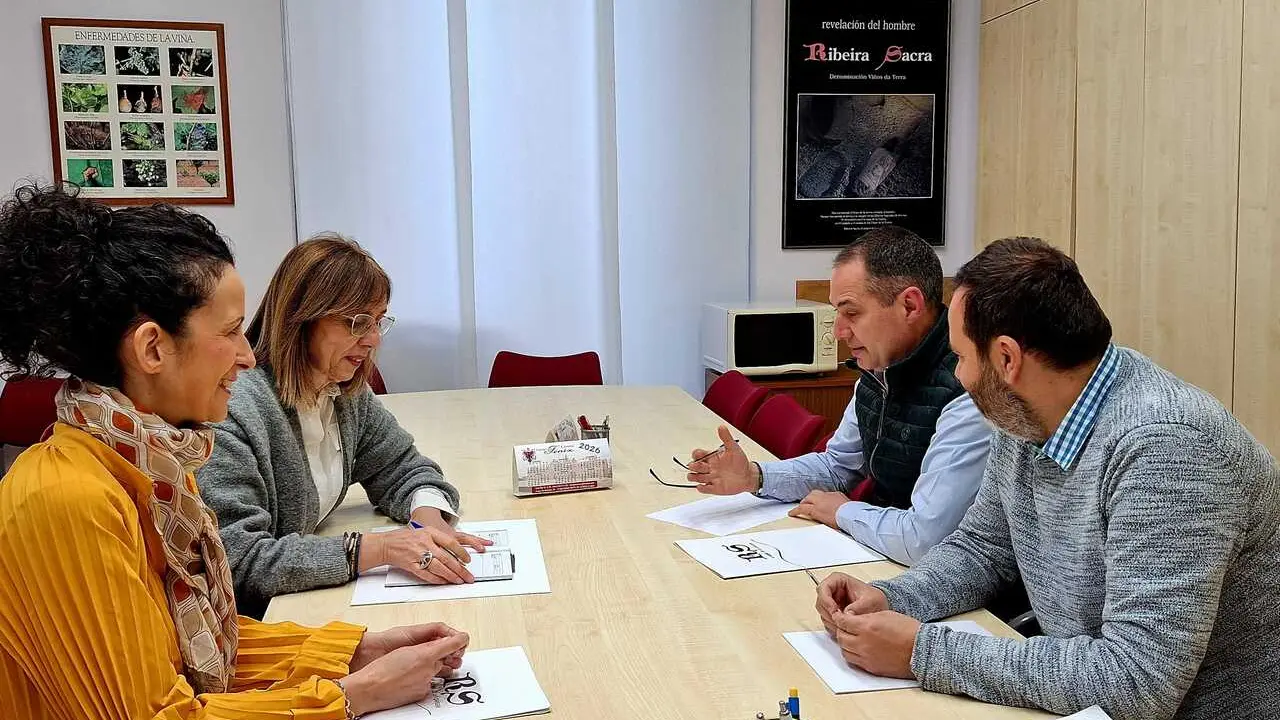 Los diputados Katy Varela, Raquel Arias y Juan Casares durante su visita al Consello Regulador de la Ribeira Sacra, donde destacaron las ayudas de la Xunta para conservar los vi&ntilde;edos en socalcos