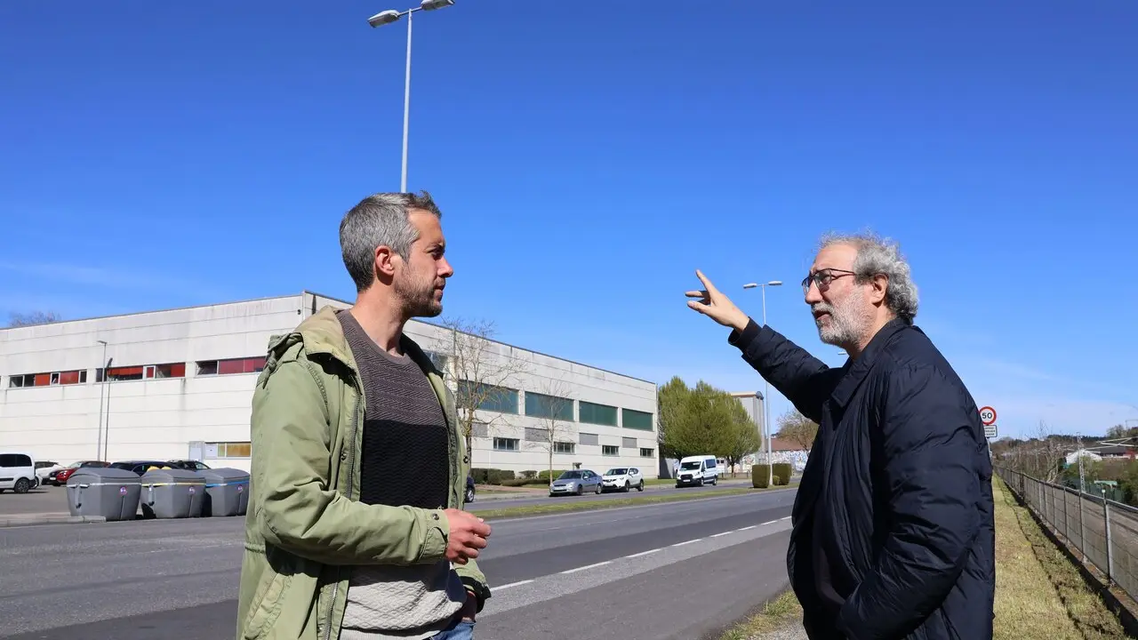 Rub&eacute;n Arroxo supervisando los trabajos de renovaci&oacute;n del alumbrado p&uacute;blico en la avenida Infanta Elena, que reducir&aacute;n el consumo energ&eacute;tico y modernizar&aacute;n la iluminaci&oacute;n.