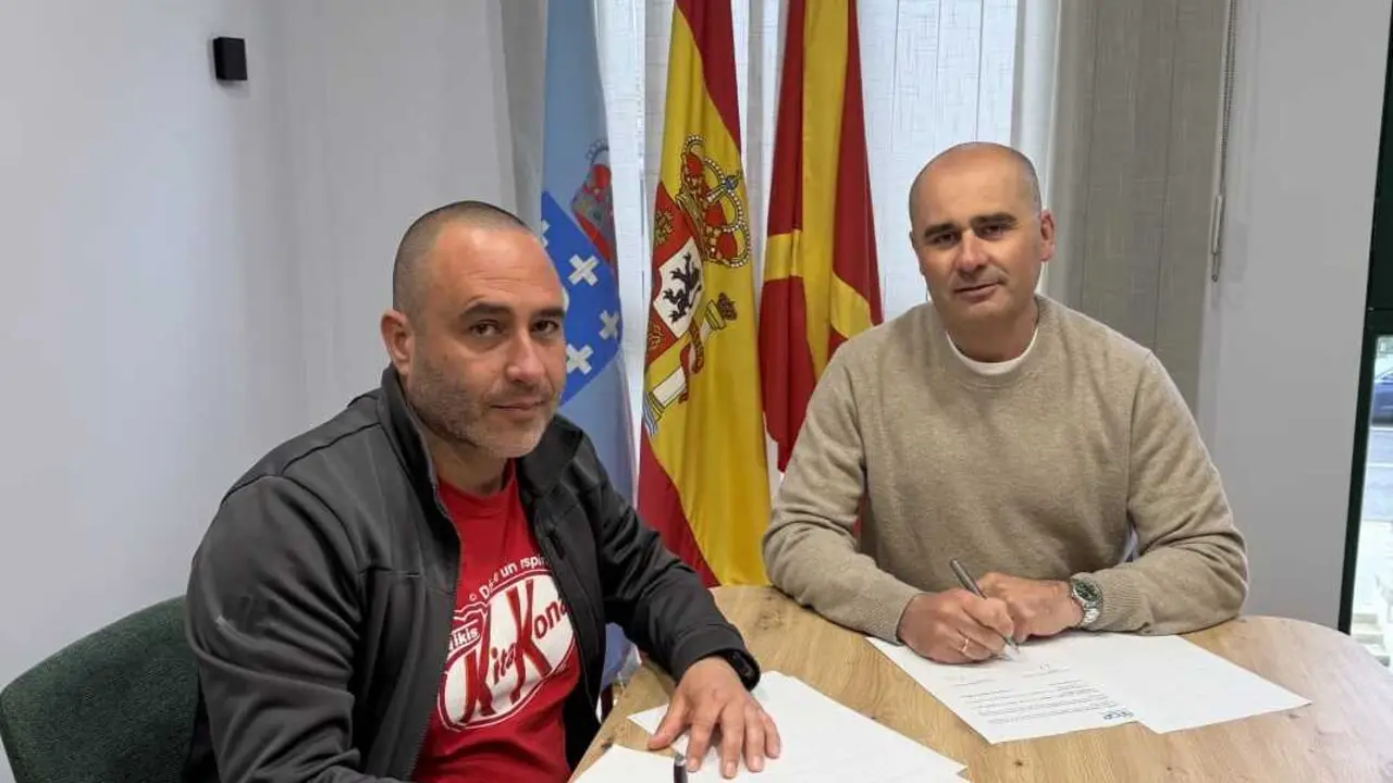 H&eacute;ctor Souto y Alfredo Bea, durante la firma del convenio para que el embalse de Vilasouto, en O Incio, albergue una prueba de pirag&uuml;ismo de base