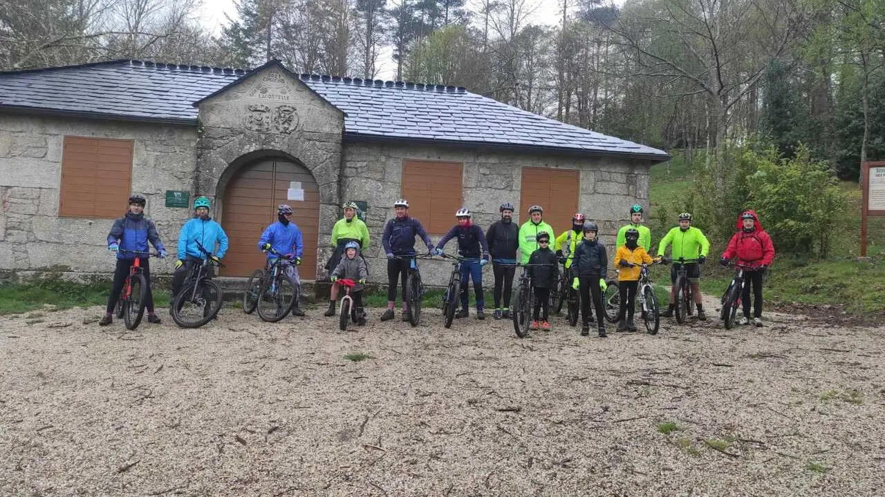 FOTO 1 GUITIRIZ - O &lsquo;BTTeando por Guitiriz&rsquo; desaf&iacute;a a choiva na Ruta do Pantano cunha vintena de participantes