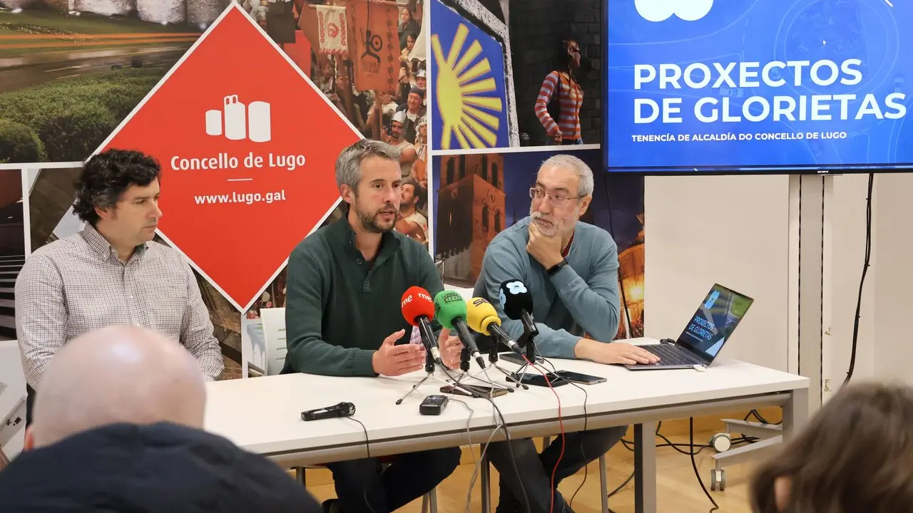 Fuentes, Arroxo y Penas, durante la explicaci&oacute;n del proyecto
