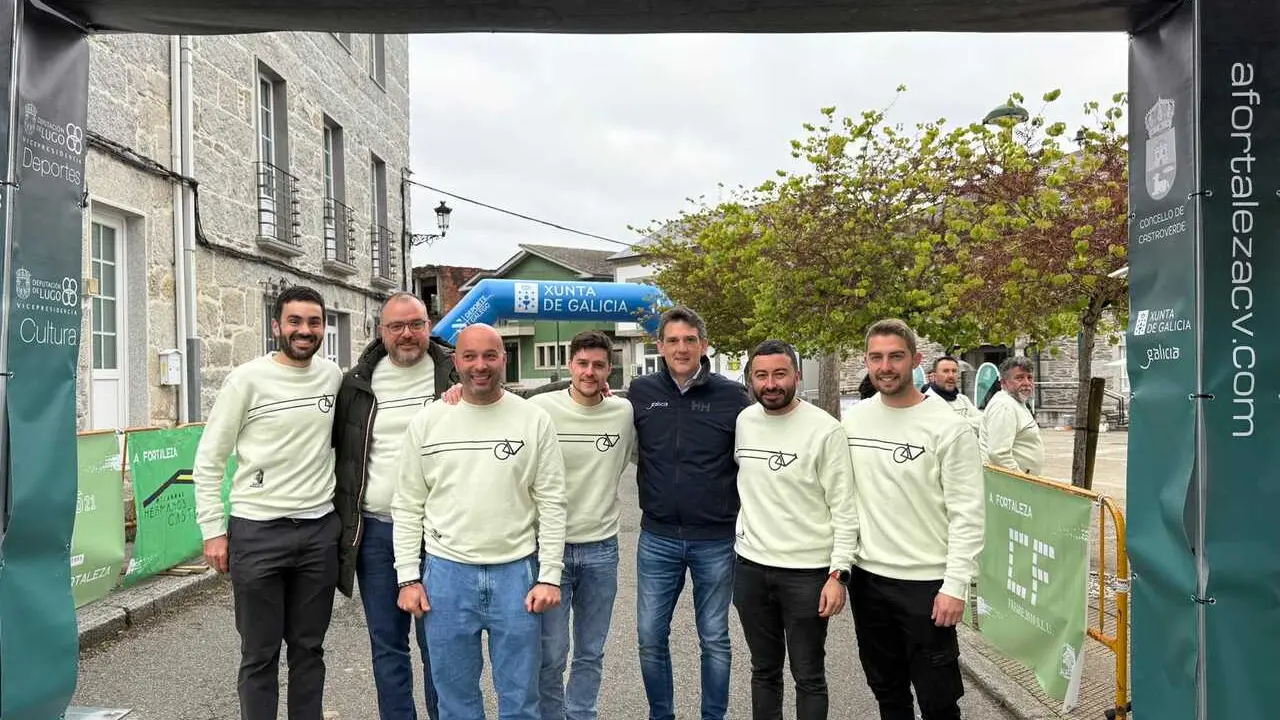 Salida de la ruta cicloturista &ldquo;A Fortaleza&rdquo; en Castroverde, que reuni&oacute; a 350 participantes en una jornada de deporte y turismo activo.
