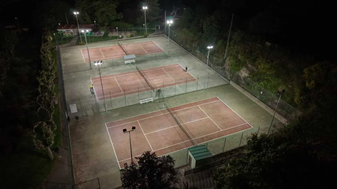 La nueva iluminaci&oacute;n de las pistas de tenis de Chantada