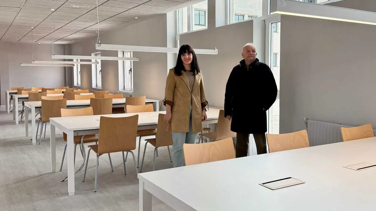 Marta Rouco, en la biblioteca municipal de Vilalba