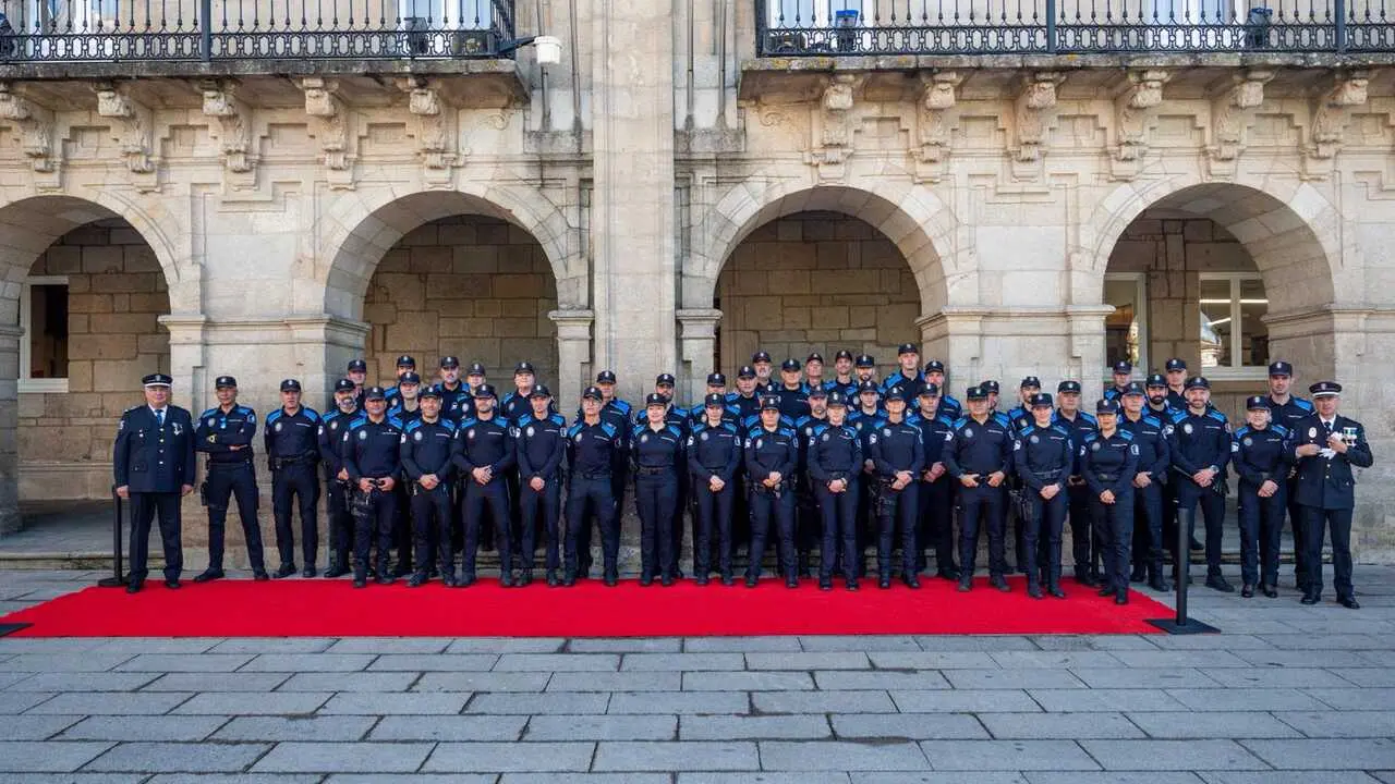 Los agentes de la Polic&iacute;a Local, delante de la Casa do Concello. Pradero