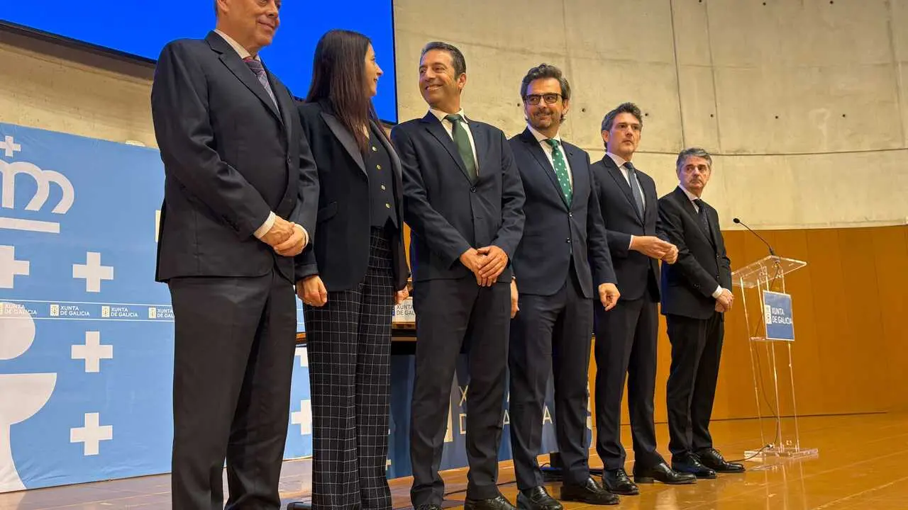 Alfonso Villares, acompa&ntilde;ado por tres conselleiros y Javier Arias en la toma de posesi&oacute;n como delegado de la Xunta