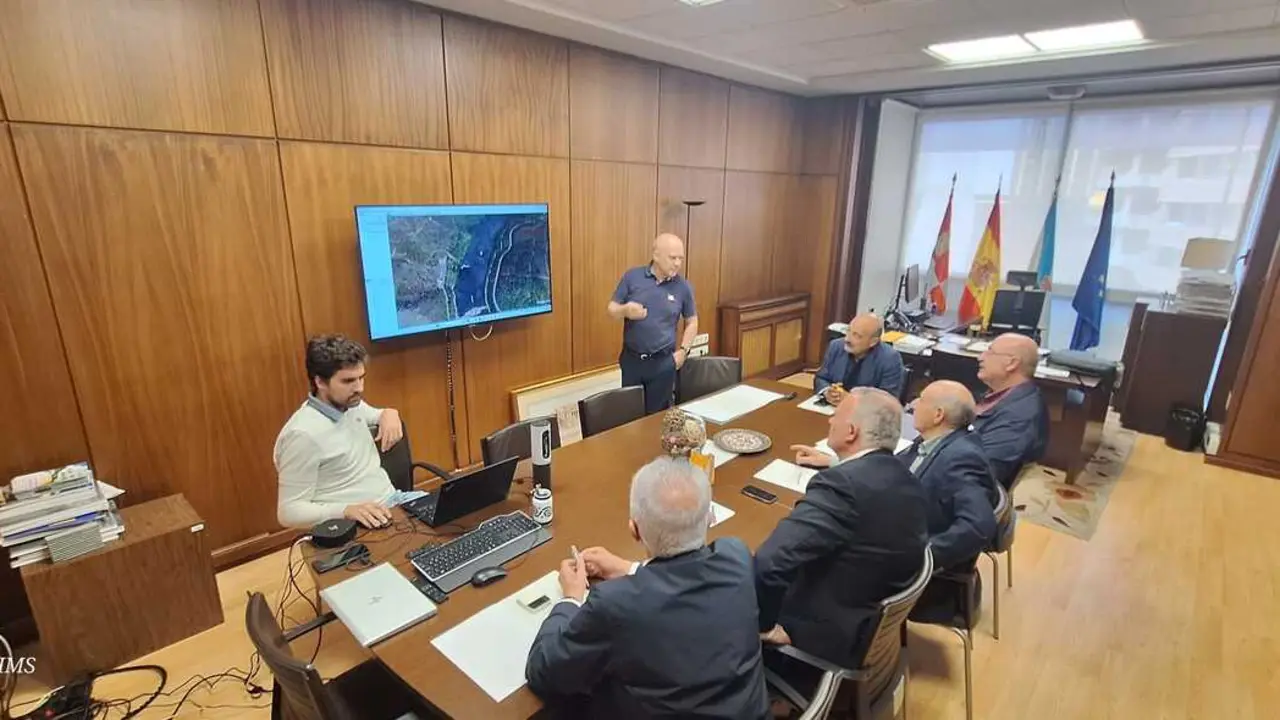 Jos&eacute; Antonio Quiroga, en la reuni&oacute;n con los alcaldes de A Ribeira Sacra