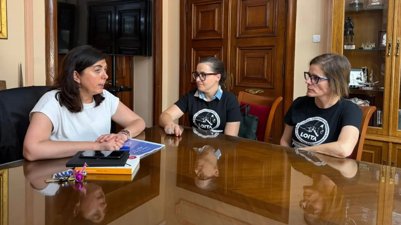 Elena Cand&iacute;a, reunida con representantes de la Plataforma En Loita.