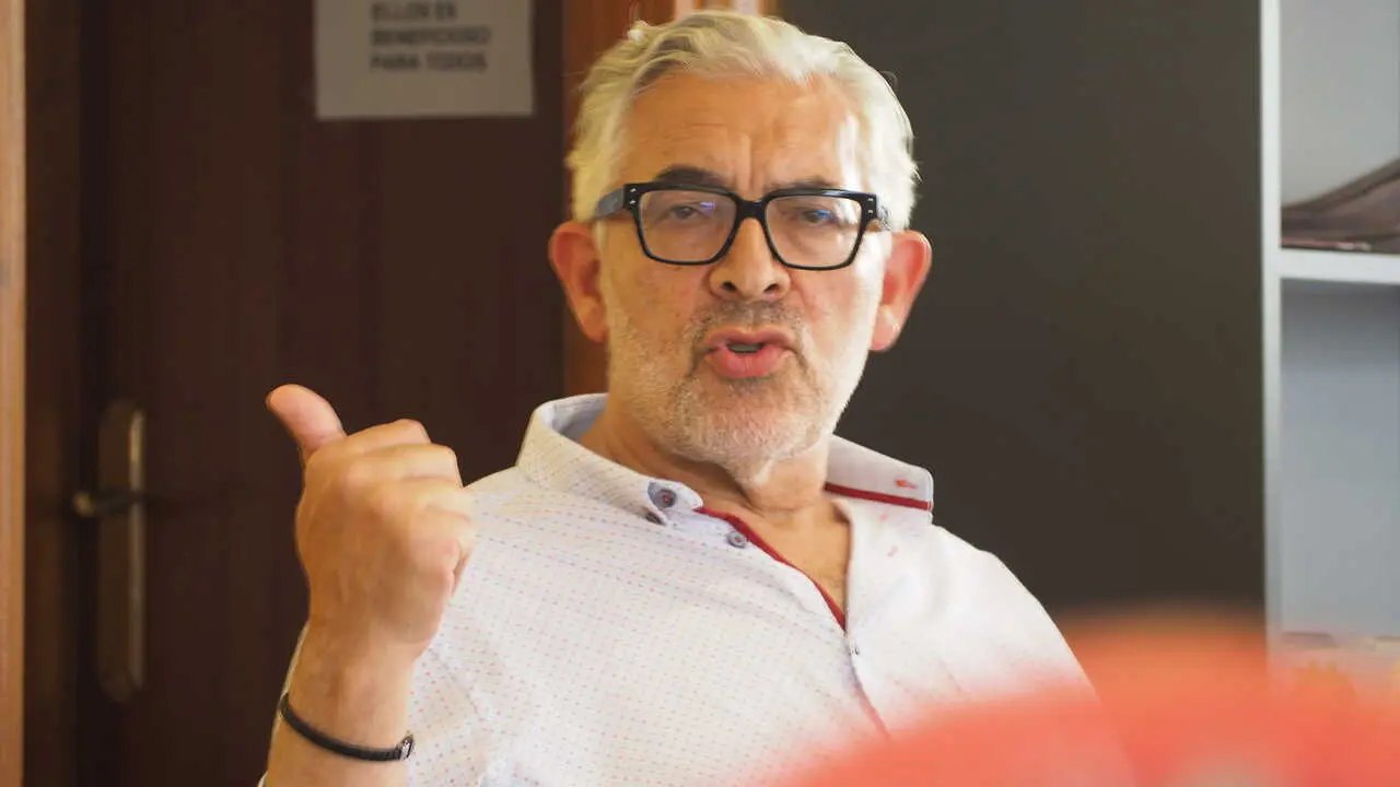 Miguel Fern&aacute;ndez, durante la reuni&oacute;n con vecinos del Sagrado Coraz&oacute;n