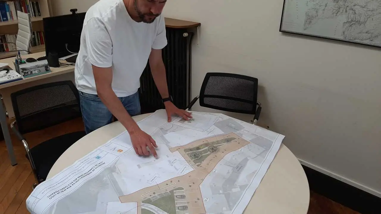 Rub&eacute;n Arroxo, con los planos del proyecto