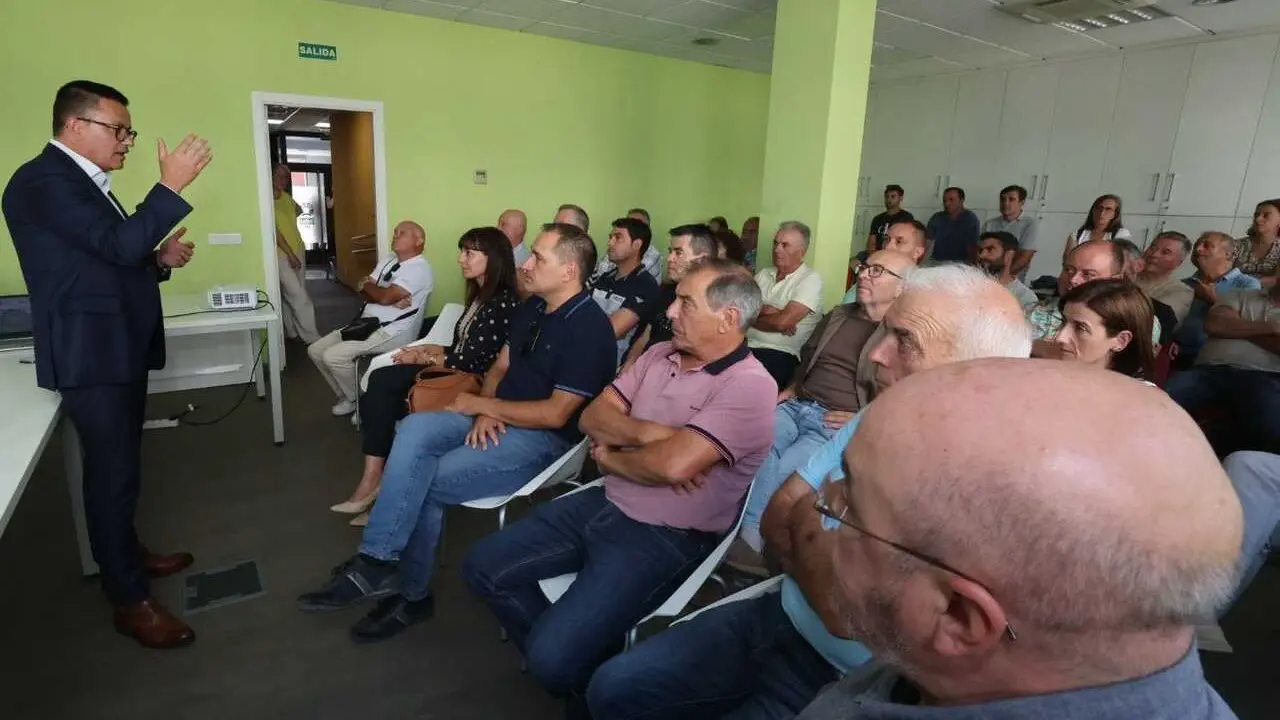 El conselleiro Jos&eacute; Gonz&aacute;lez durante la charla que pronunci&oacute; en Lugo