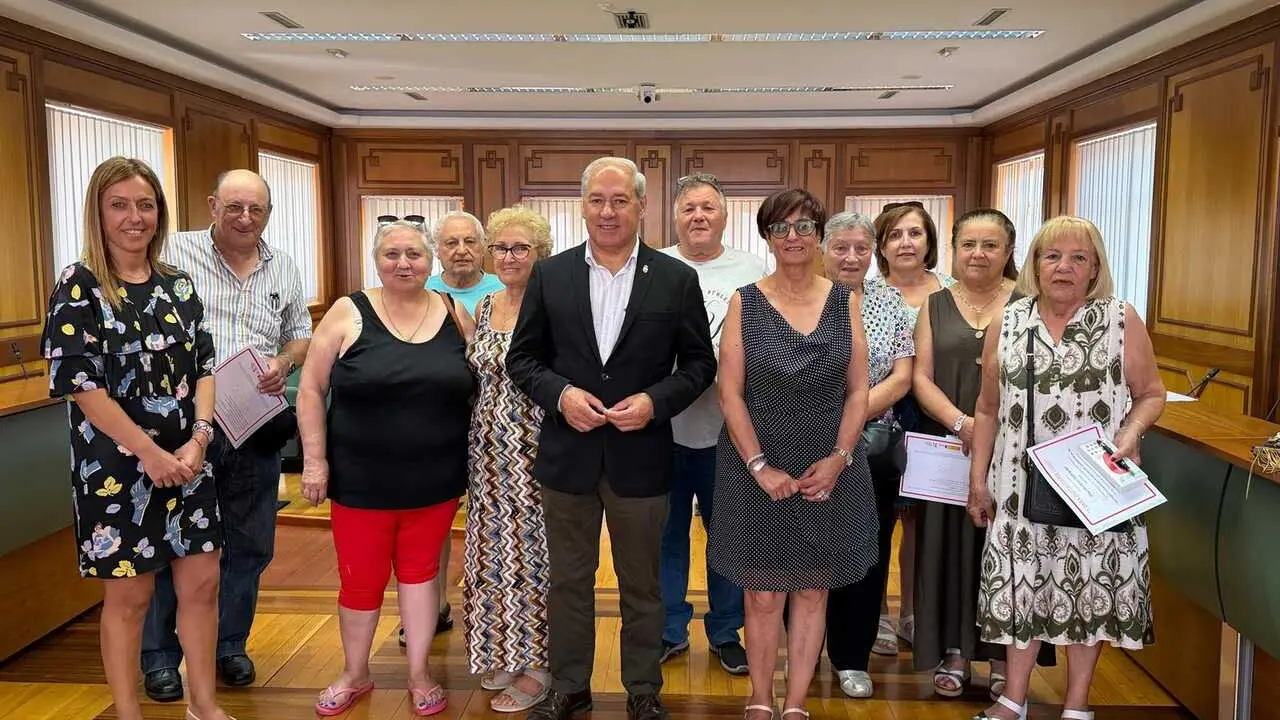 Entrega de los diplomas del curso de digitalizaci&oacute;n de Monforte