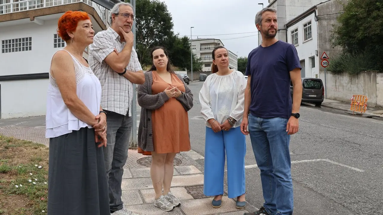 Rub&eacute;n Arroxo, acompa&ntilde;ado por los concelleiros del BNG en la Calzada das G&aacute;ndaras