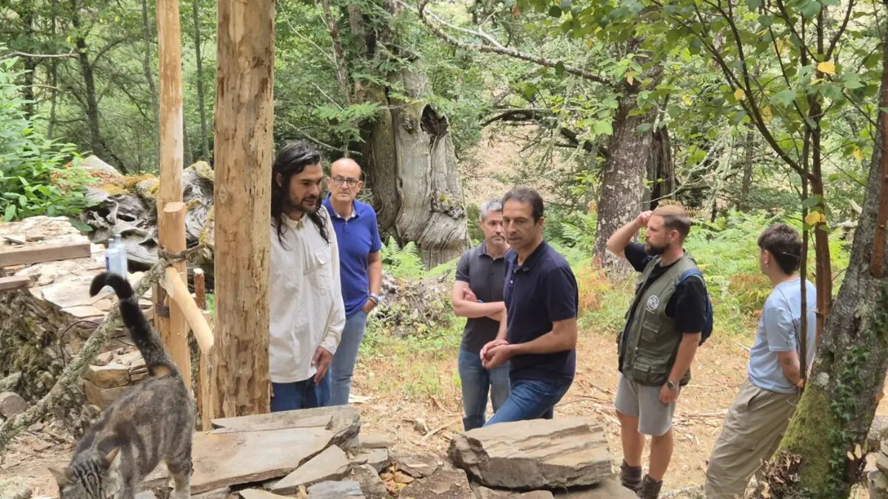 Alfonso Villares y &Oacute;liver Laxe durante la visita.