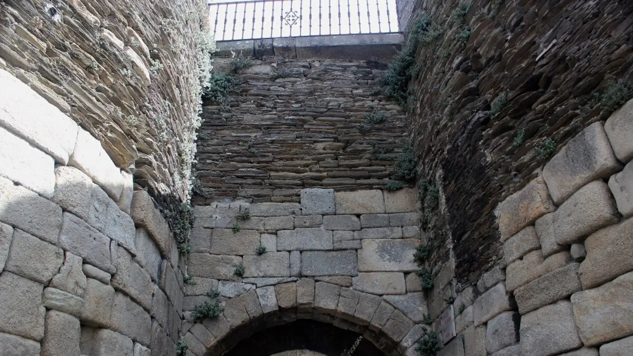 Porta Mi&ntilde;&aacute;, en el entorno de la Casa Torre de Lugo. Foto: Miguel Hermoso Cuesta / Wikimedia Commons (CC BY-SA 4.0).