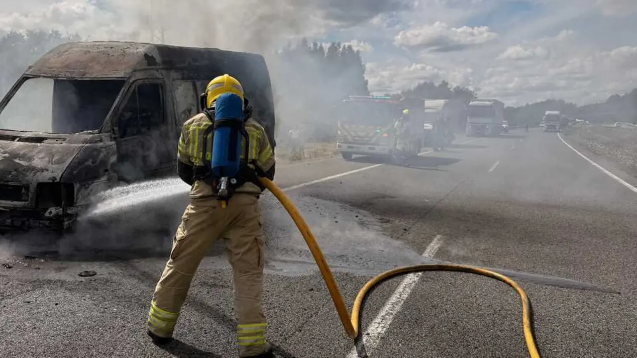 Calcinada una furgoneta en la A-6, en sentido Lugo