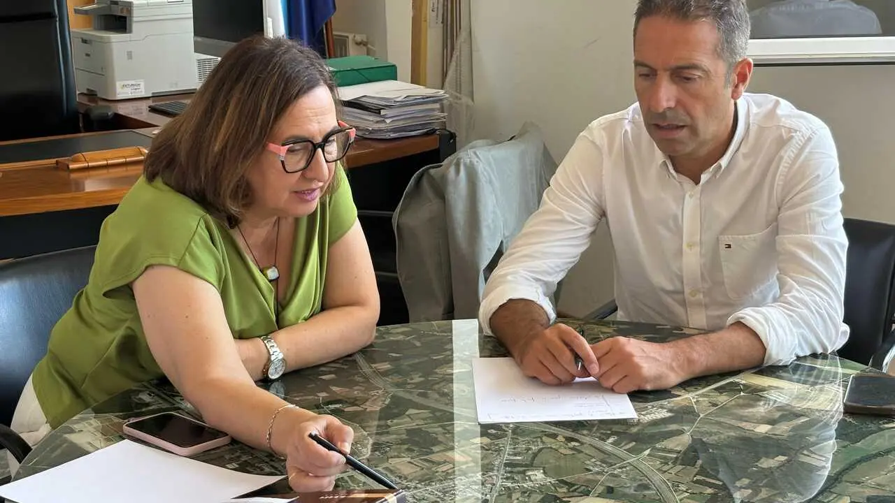 Reme Gonz&aacute;lez y Alfonso Villares, durante el encuentro mantenido en R&auml;bade
