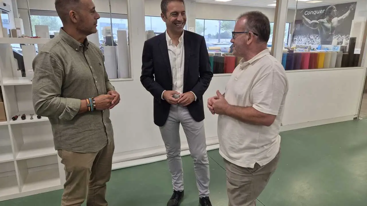 Alfonso Villares, durante la visita a Vinilos Lugo