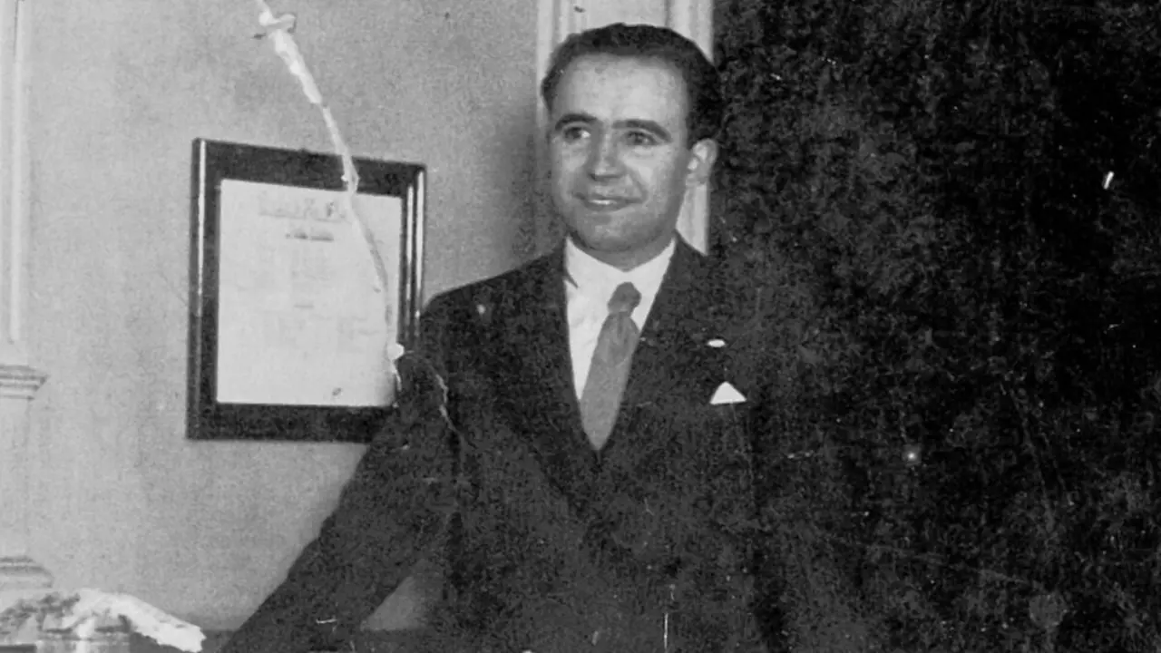 Instant&aacute;nea de Alexandre B&oacute;veda conferenciando sobre o Estatuto de Autonom&iacute;a, nos locais da Asociaci&oacute;n Galega de Cont&aacute;beis. Vigo, 1935.