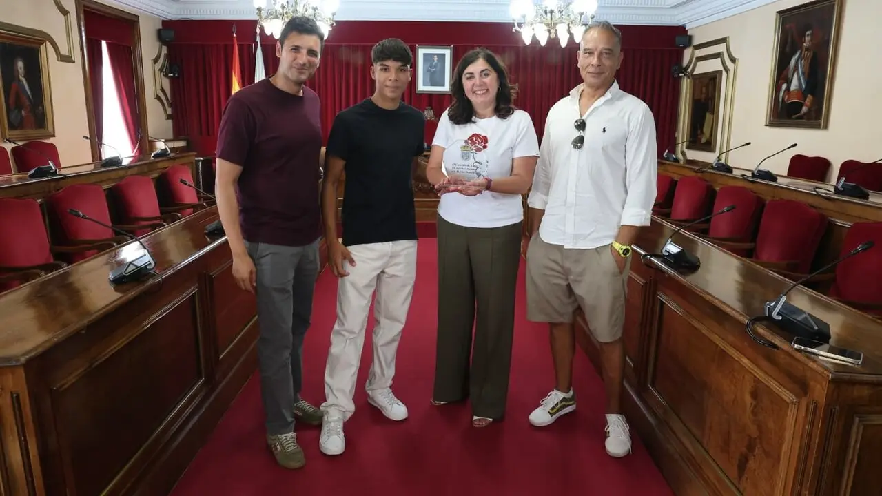 Candia y Carballo recibieron a H&eacute;ctor V&aacute;zquez, palista del Club Fluvial, en el Concello