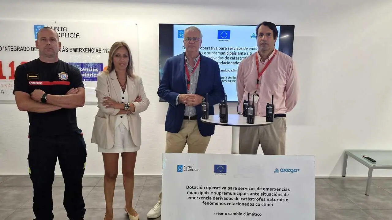 140926 Recepci&oacute;n de emisoras port&aacute;tiles para os parques de bombeiros