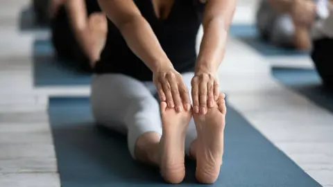 Una mujer realizando yoga