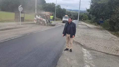 Eloy Pérez, alcalde de Monterroso, visita las obras en la LU-221