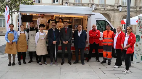 031024 Visita á foodtruck de Cruz Vermella en San Marcos