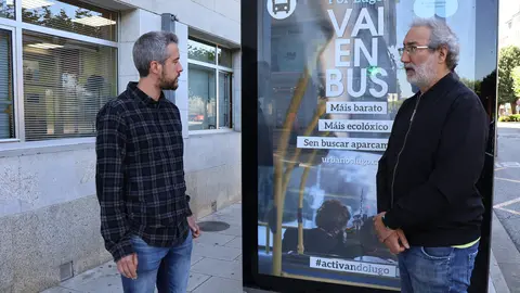 Rubén Arroxo y Alexandre Penas, en una marquesina de autobús