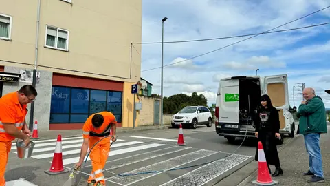 La alcaldesa Marta Rouco supervisa el pintado de un paso de peatones en el casco urbano