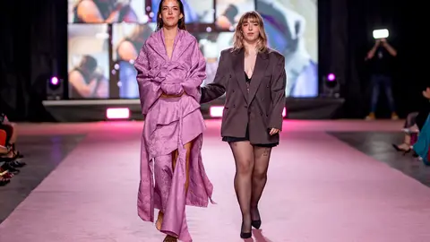 Tania López, a la derecha, junto con la modelo que vistió su diseño en Valencia