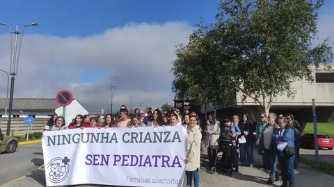 Las familias se concentraron delante del Centro de Saúde de Castro de Riberas de Lea