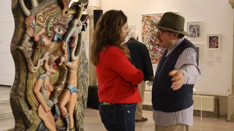 José María Lugilde dialoga con Iria Castro en la Capela de Santa María