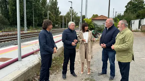 Senadores e concelleiros PP Sarria nas inmediacións da estación de Oural