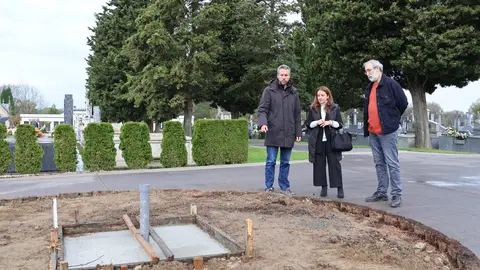 Arroxo, López y Penas contemplan el lugar en el que se colocará la escultura