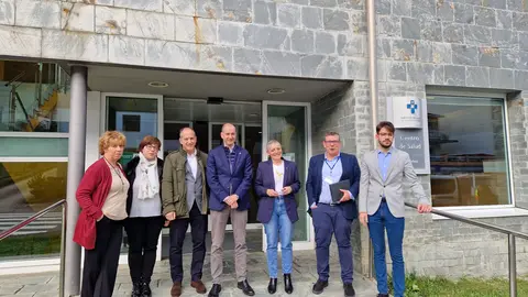 De izquierda a derecha, Sandra Huerta, directora Gestion De Cuidados y Enfermería del área sanitaria I; Alejandra Menéndez, subdirectora de Atención Sanitaria y Salud Pública del área sanitaria I; Luis Fernandez-Trabadelo, director Ecónomico del área; el viceconsejero de Política Sanitaria, Pablo García; la consejera de Salud, Concepción Saavedra; el gerente del Hopistal de Jarrio, Pedro Herce, y el teniente alcalde Vegadeo, Pablo Fernández Abuín.