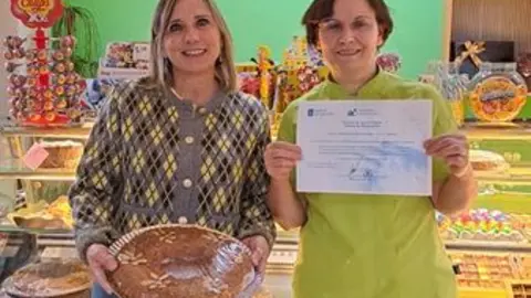 María Xosé Fernández, con uno de los roscones de VIlalba que ya dispone de licencia de artesanía alimentaria