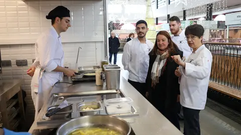 Showcooking de alumnos del IES Sanxillao en la Praza de Abastos