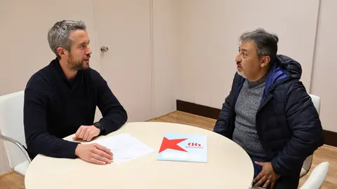 Rubén Arroxo, con el representante de CIG de Correos