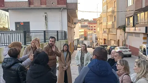 Miembros del PP con los vecinos de la Calzada da Ponte